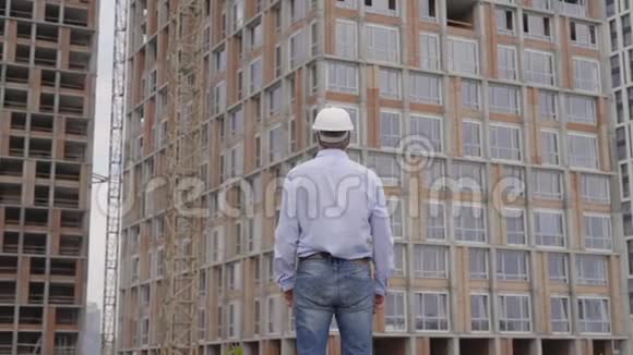 一位成功的建筑工程师戴着白色头盔视频的预览图