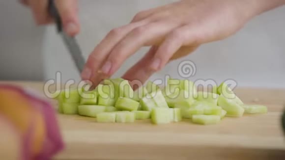 厨房用刀切黄瓜的女性手特写健康食品的概念视频的预览图