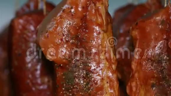在肉类加工厂的货架上放着令人胃口大开的熏猪肉牛腰肉视频的预览图