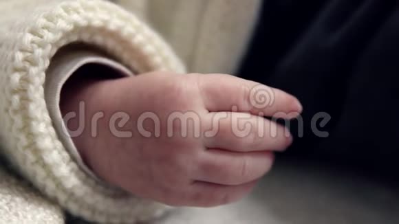 新生婴儿手视频的预览图
