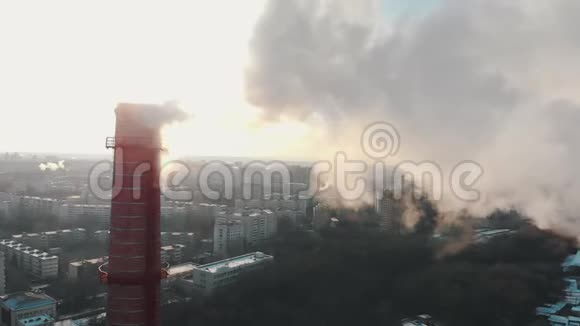 工业概念从管道中冒出的烟雾城市的大气污染视频的预览图