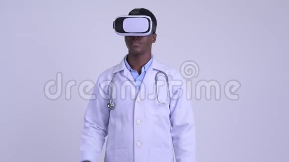使用虚拟现实耳机的非洲青年医生视频的预览图