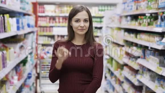 欧洲女人笑容满面举止得体表示喜欢超市视频的预览图