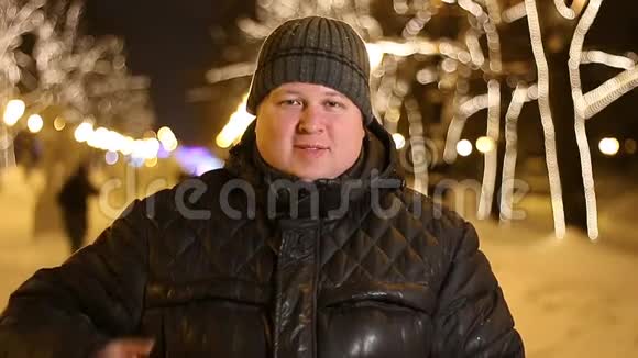冬天寒冷的夜晚一个快乐的男人出现在户外视频的预览图