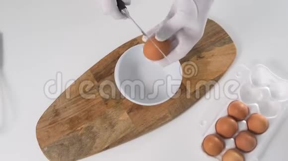在白桌上的碗里打碎鸡蛋快关门视频的预览图