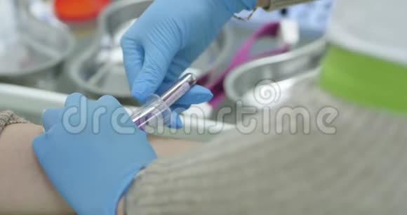 接种疫苗的特写镜头护士静脉给病人注射药物医生注射或抽签视频的预览图