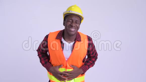 年轻人强调说非洲男性建筑工人胃疼视频的预览图