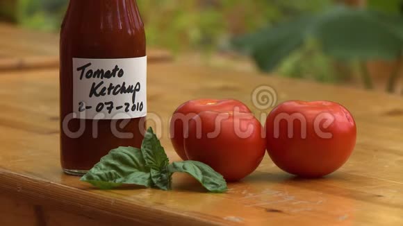 水壶番茄和罗勒叶视频的预览图