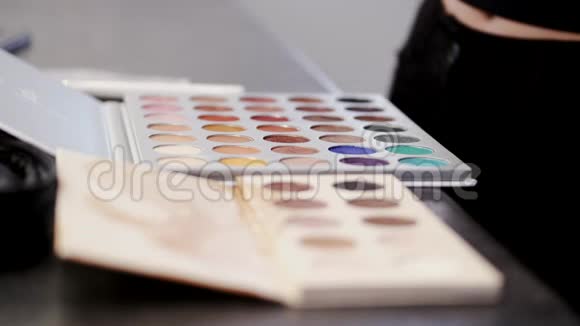 在美容工作室用彩色阴影裁剪调色板的视图视频的预览图