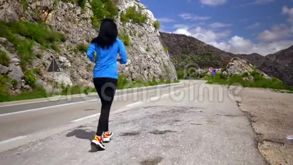 慢跑者沿着山日时间跑步视频的预览图