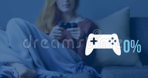 女子正在玩电脑游戏游戏控制器形状在前景4k视频的预览图