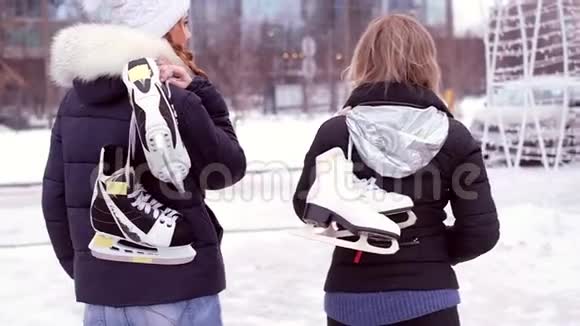 女孩们去滑冰冬天视频的预览图
