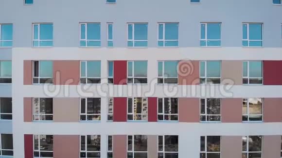空中观景典型的面板开发多层建筑中的预算公寓多色立面视频的预览图