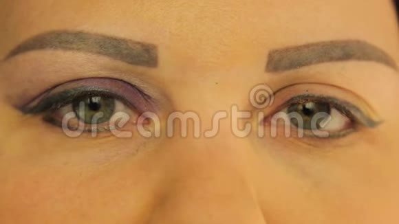 女性的眼睛一只眼睛染成了深紫色的阴影视频的预览图