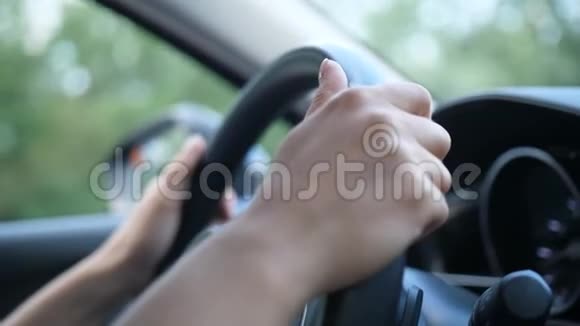 女开车时把手放在方向盘上视频的预览图
