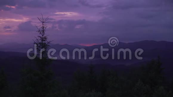 4迷人的自然全景山谷紫色调观赏喀尔巴阡山视频的预览图
