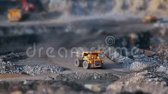 采石场的煤矿开采倾斜射击视频的预览图