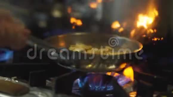 FHD煎锅烹饪蔬菜视频视频的预览图
