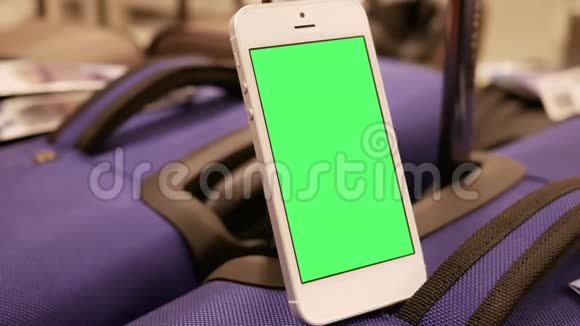 展示行李和绿色屏幕手机的运动视频的预览图