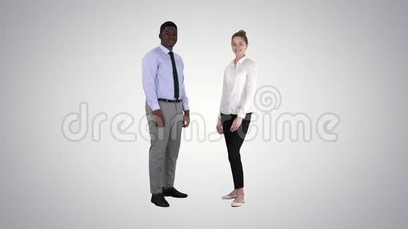 国际幸福微笑的男人和女人在梯度背景上竖起大拇指视频的预览图