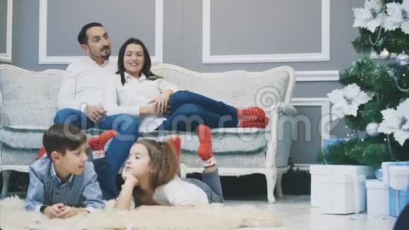 穿着红袜子的可爱的家人期待着新年视频的预览图
