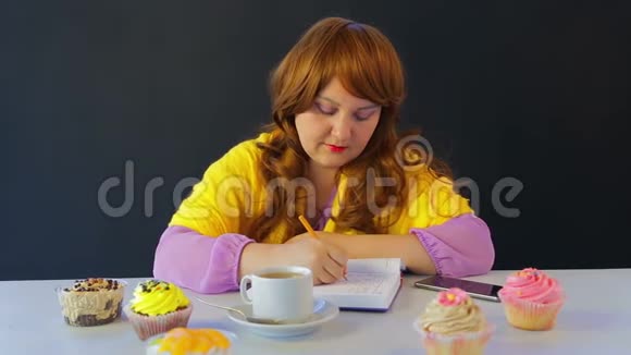 桌子旁咖啡馆里的女孩在日记里写字视频的预览图