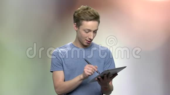 时髦的少年在平板电脑上工作视频的预览图