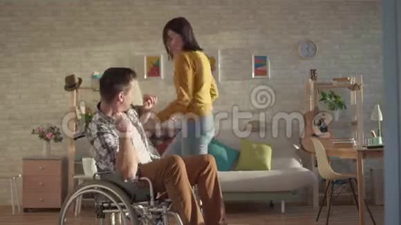 坐轮椅的残疾人和一个年轻女子跳舞视频的预览图
