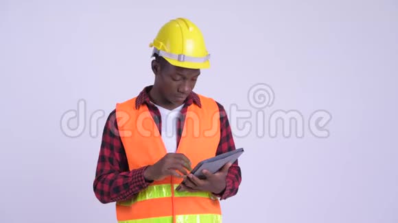 年轻人强调非洲男性建筑工人使用数字平板电脑并得到了坏消息视频的预览图