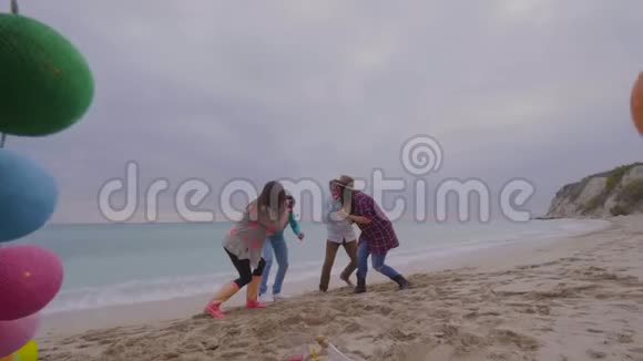 一群朋友在海滩聚会视频的预览图