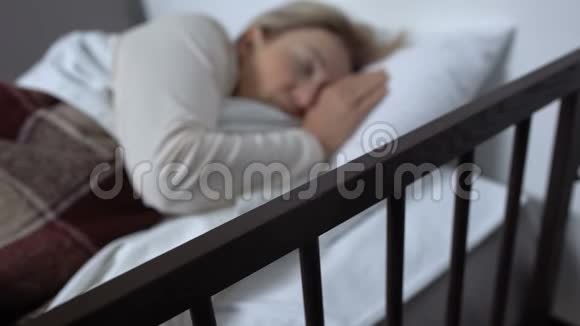成熟的女人躺在病床上噩梦过后突然醒来接受治疗视频的预览图