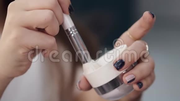 化妆师在美容室拿着化妆品和刷子视频的预览图
