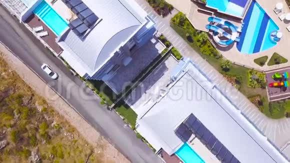 在道路附近建造的现代别墅的顶部有室外游泳池剪辑漂亮漂亮的富有别墅视频的预览图