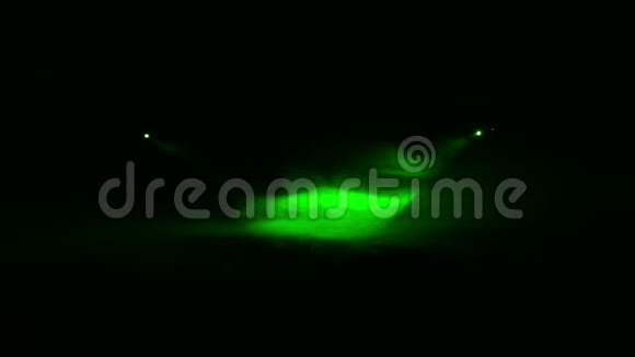 在烟雾毯的黑暗中轮廓聚光灯的绿光被诱导视频的预览图
