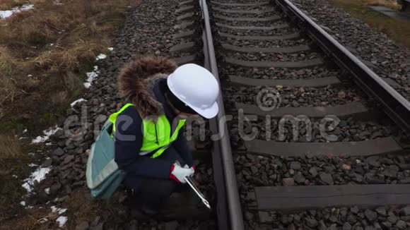 女铁路工人栏杆附近有扳手视频的预览图