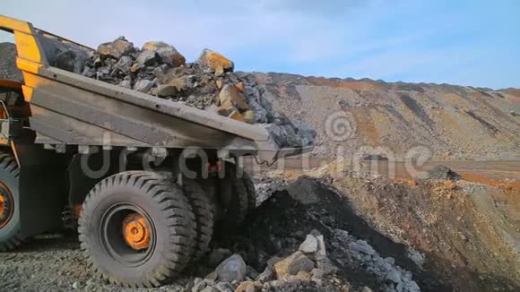 采石场的重型卡车卸货视频的预览图
