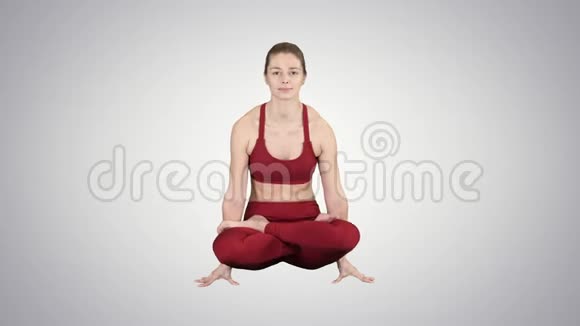 托拉萨纳或鳞片软管美丽的女人做瑜伽坐臂举姿在梯度背景视频的预览图
