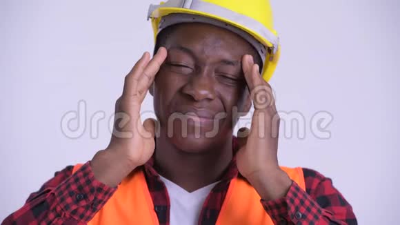 年轻有压力的非洲建筑工人头痛的脸视频的预览图