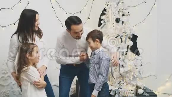 孩子们和父母在新年晚会上玩耍和胡闹视频的预览图