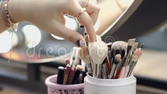 裁剪的化妆品刷子和女人的手在沙龙视频的预览图