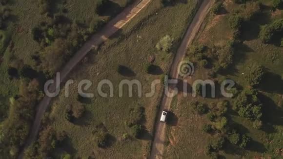 通过克里米亚的树林在乡村公路上旅行的空中观光车视频的预览图