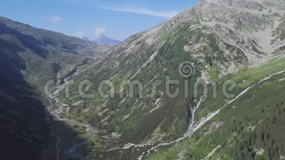 奥地利蒂托尔的施拉姆马奇瀑布鸟瞰图视频的预览图