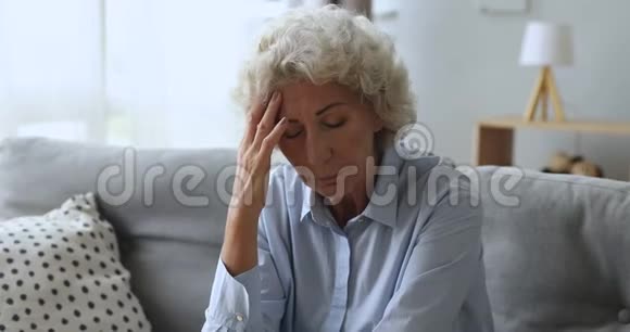抑郁焦虑的老妇人感到头痛或精神压力的概念视频的预览图