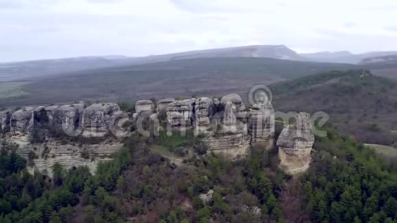 山崖岩石中洞城全景考古遗址视频的预览图