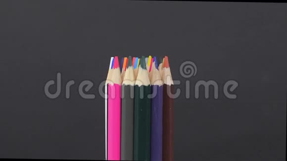 黑色背景上旋转的彩色铅笔慢动作视频的预览图