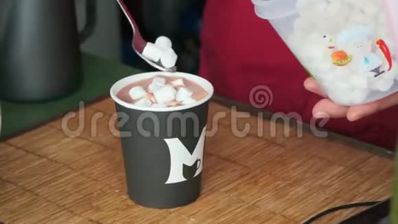 在一杯热巧克力中加入棉花糖视频的预览图