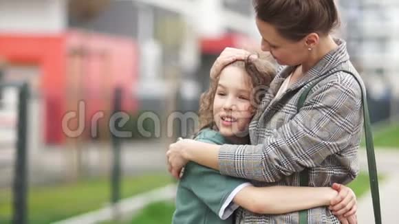 母亲和儿子拥抱在城市街道的中间家庭幸福母亲节视频的预览图