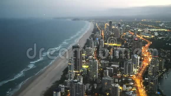从Q1大楼俯瞰冲浪者天堂的黄昏景色视频的预览图