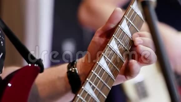 男左手弹电吉他独奏特写镜头音乐概念视频的预览图