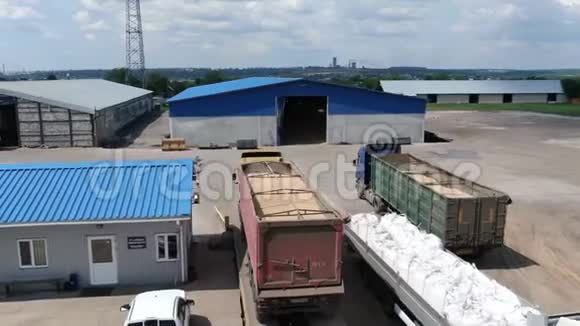 一辆卡车正驶向一个巨大的机库空投小麦视频的预览图